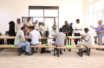 إدارة المسجل العام تستقبل ملفات الطلبة الجدد لاستكمال إجراءات التسجيل في المركب الجامعي.