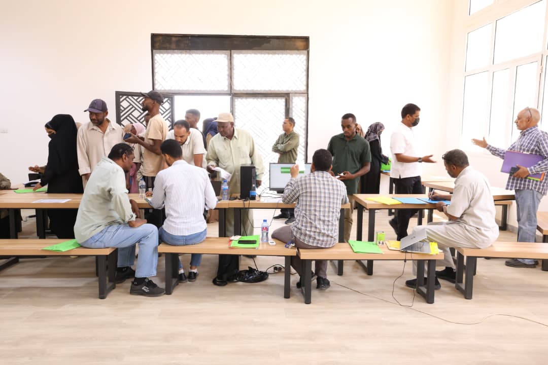 إدارة المسجل العام تستقبل ملفات الطلبة الجدد لاستكمال إجراءات التسجيل في المركب الجامعي.